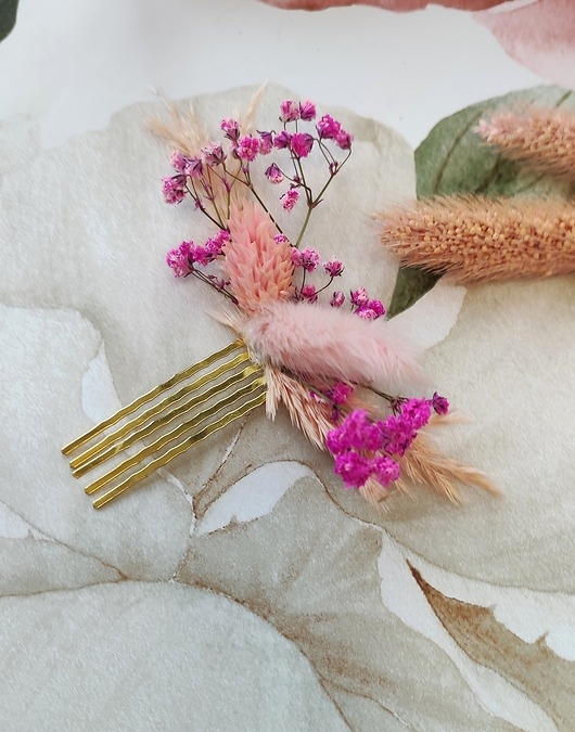 Image of Pakamera Grzebyk ślubny boho z różową gipsówką i trawami