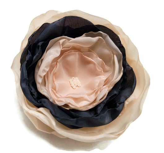 Image of Pakamera Broszka beżowo czarna 10cm kwiat