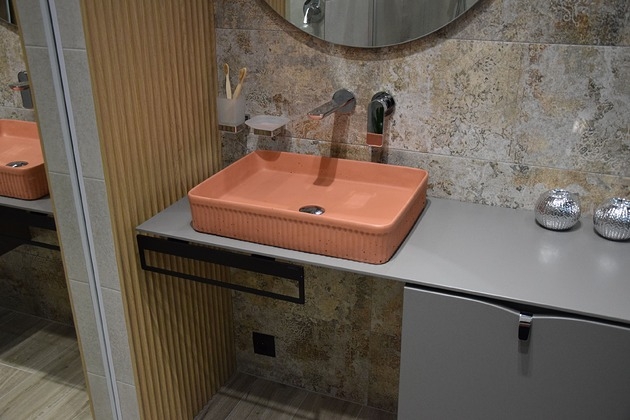 Image of Betonowa umywalka prostokątna ryflowana 50cm w kolorze brzoskwiniowym