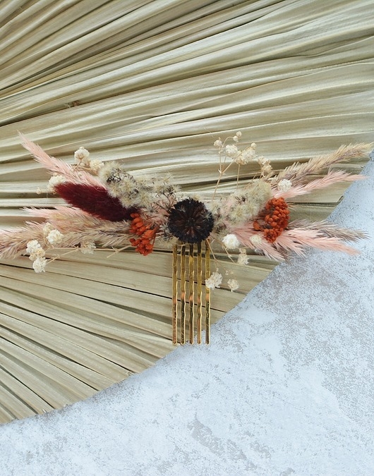 Image of Pakamera Jesienny grzebyk ślubny boho z bordowymi kwiatami i trawami