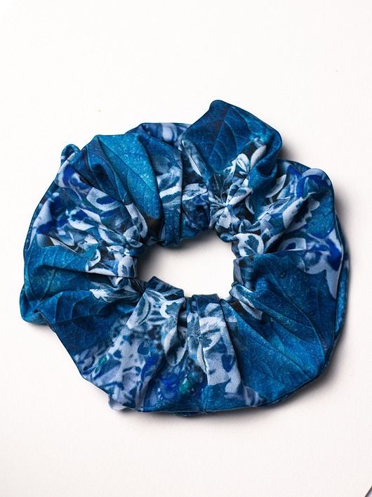 Image of Pakamera Gumka scrunchie - Blue Garden