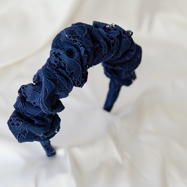 Image of Pakamera Opaska scrunchie granatowa koronka