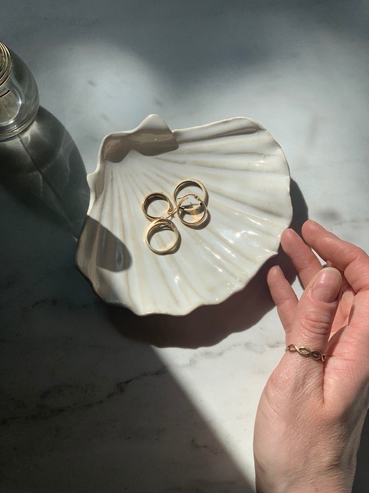 Image of Pakamera Podstawka na Biżuterię Palo Santo Ceramiczna Muszelka Perłowa