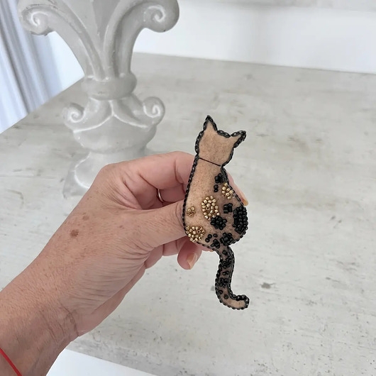 Image of Pakamera Broszka KOT 9 ręcznie haftowana przypinka kotek