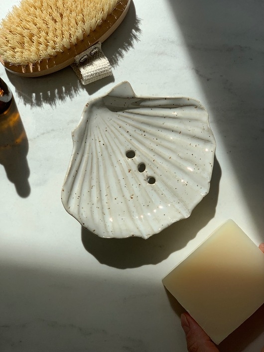 Image of Pakamera Ceramiczna Mydelniczka Handmade Muszelka Muszla Freckled White