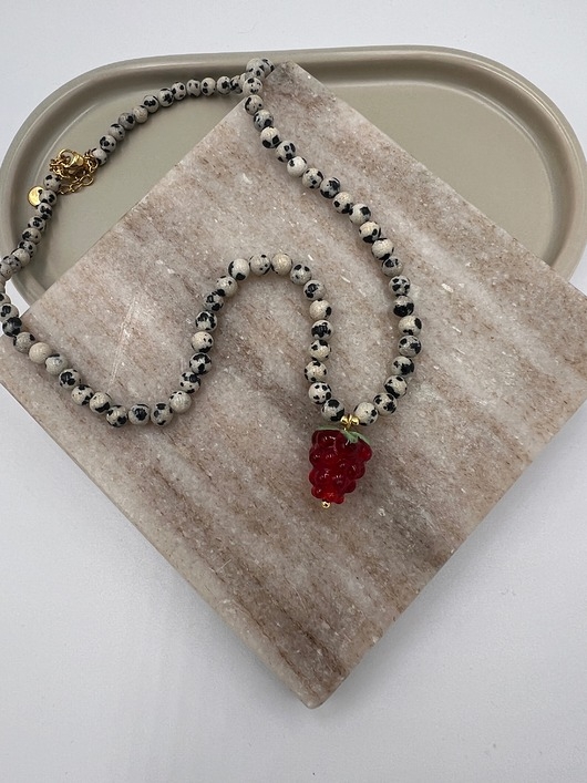 Image of Pakamera Handmade naszyjnik z jaspisem dalmatyńskim i czerwoną malinką