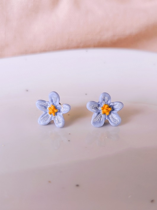 Image of Kolczyki kwiatki kwiatuszki niebieskie, delikatna biżuteria na wiosnę boho