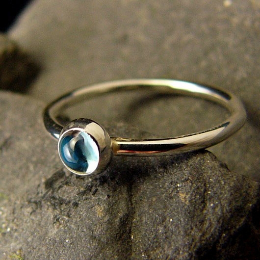 Image of Pierścień Drobinek - Topaz Swiss Blue Srebro 4mm