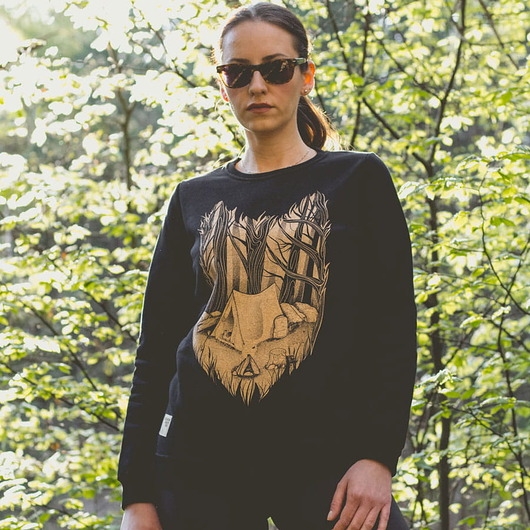 Image of Pakamera Bluza damska bez kaptura crewneck WILK/LEŚNE OBOZOWISKO czarna