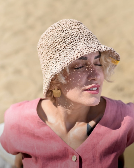 Image of Pakamera HOLIDAYS kapelusz bucket hat w kolorze piasku