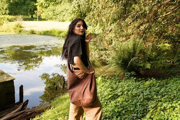 Image of Pakamera Kasztanowa torba hobo w stylu boho / vegan