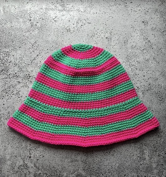 Image of Bawełniany letni kapelusz w różowo zielone paski