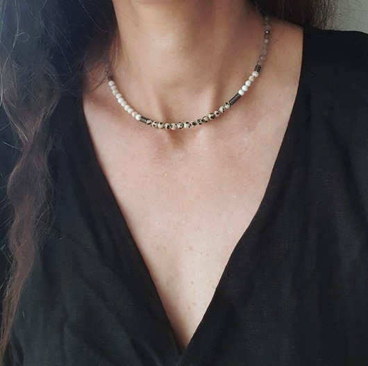 Image of Pakamera Naszyjnik choker NEO jaspis dalmatynski, howlit kreomwy, labradoryt