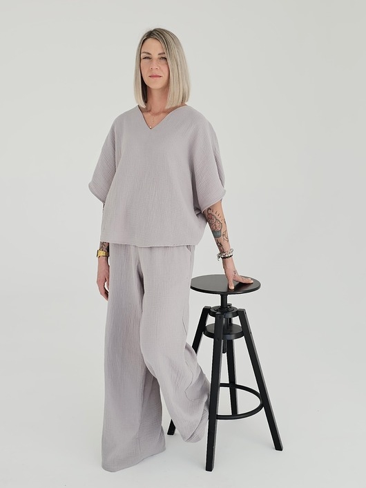 Image of Pakamera Muślinowy komplet z bluzką v-neck i spodniami wide leg