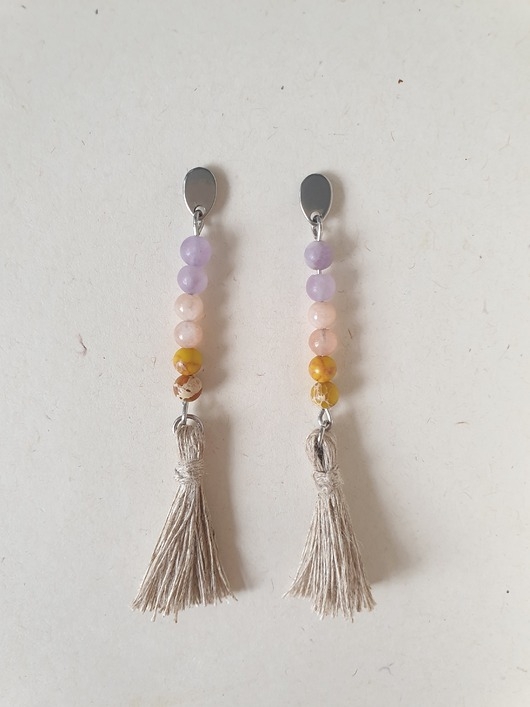 Image of Pakamera Kolczyki BOHO ART z lnianym chwostem, jadeit, jaspis, fiolet, pomarańcz, beż