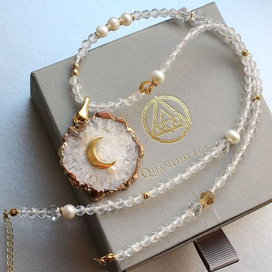 Image of Pakamera Unikatowy Choker z druzą kryształu górskiego i księżycem