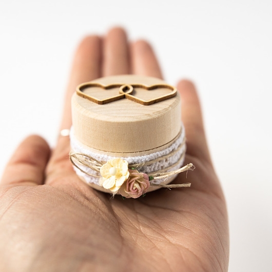 Image of Drewniane pudełeczko na pierścionek zaręczynowy