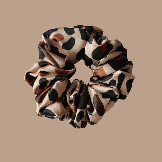 Image of Pakamera Gumka jedwabna, scrunchie, frotka beżowa panterka MAXI