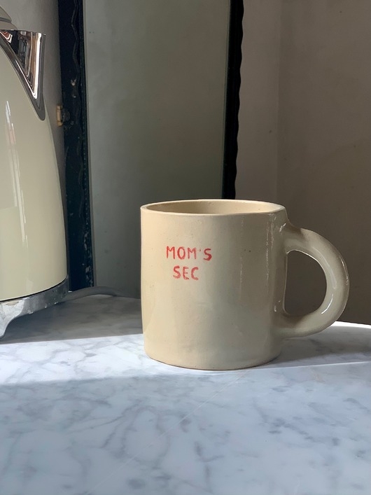 Image of Pakamera Duży Ceramiczny Kubek Handmade 420 ml Beżowy z Napisem Mama