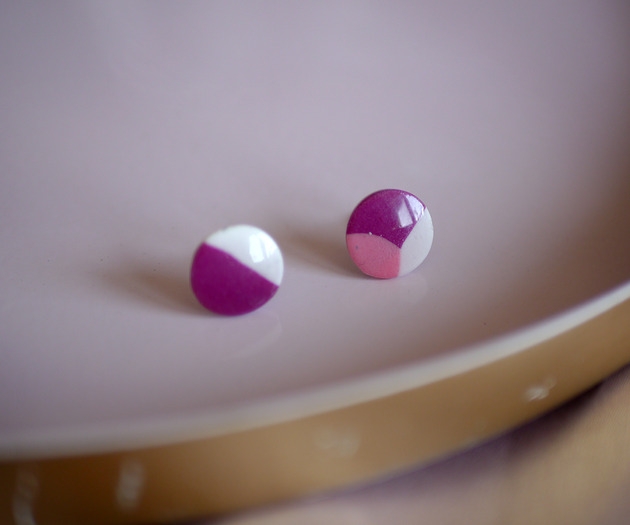 Image of Pakamera Małe kolczyki pastylki violet fuksja