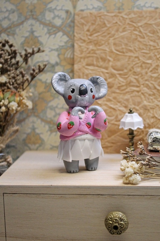 Image of Pakamera Koala w swetrze z truskawkami