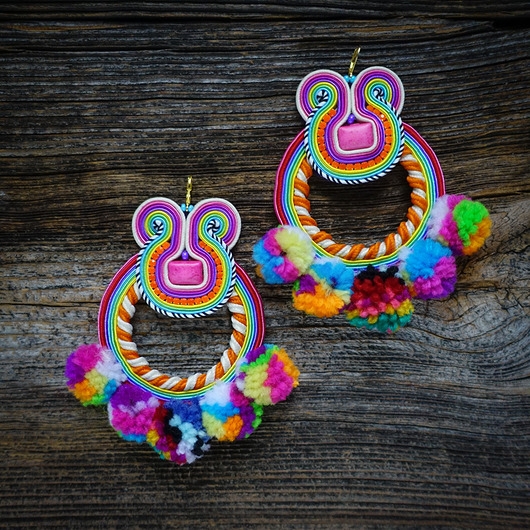 Image of Pakamera Nubi- duże i kolorowe kolczyki soutache z pomponami