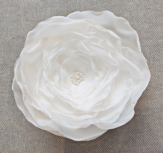 Image of Pakamera Duża broszka 12cm biały kwiat kwiatek