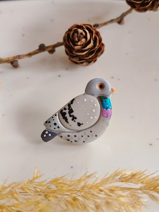 Image of Pakamera Pin z gołębiem, broszka z podobizną gołębia, przypinka z ptaszkiem