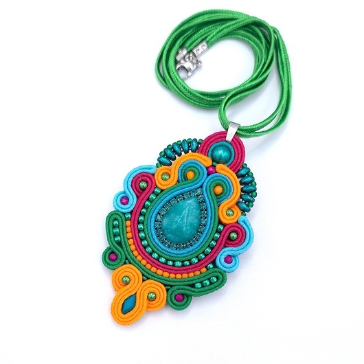 Image of Pakamera Jade wisior sutasz kolorowy barwny w stylu indyjskim z jadeitem