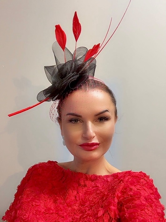 Image of Pakamera Fascynator toczek GLORIA czarny/czerwony