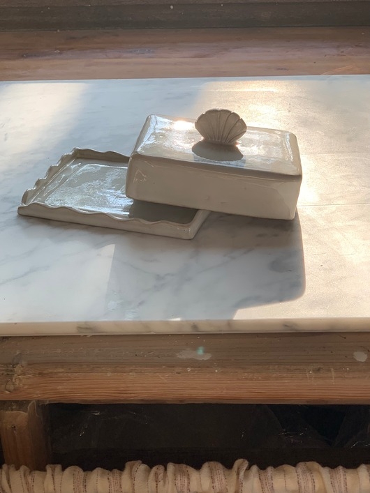 Image of Pakamera Ceramiczna Maselniczka z Muszlą Pearl White