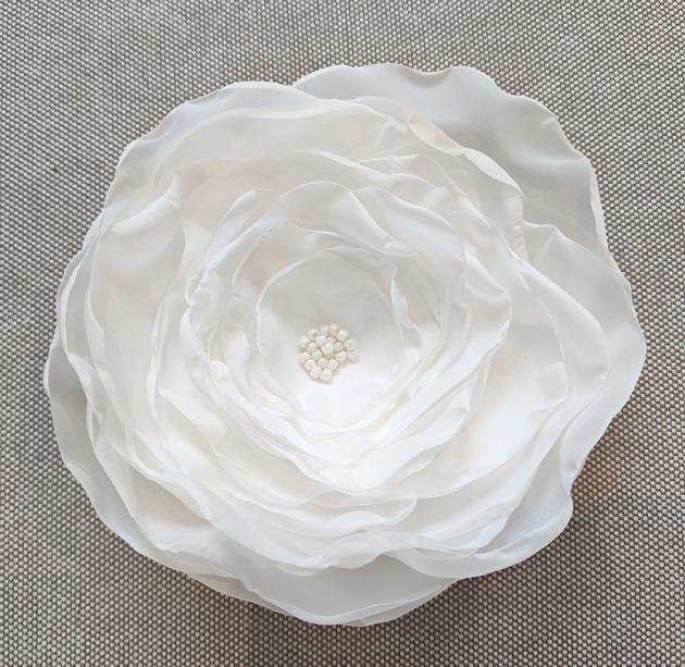 Image of Pakamera Duża broszka 12cm biały kwiat kwiatek