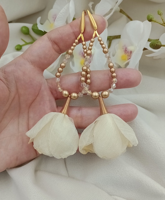 Image of Pakamera Kolczyki chwosty ślubne kwiaty ecru, kolczyki kwiaty ivory