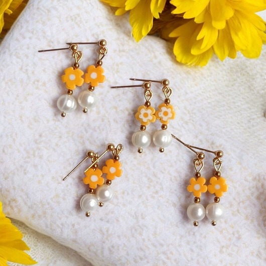 Image of Pakamera Kolczyki : DAISY : perły naturalne : drobne kolczyki : szklane kwiatuszki