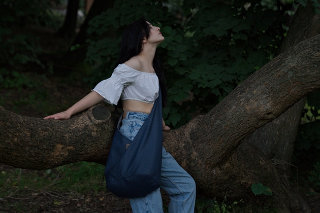 Image of Pakamera Granatowa torba hobo w stylu boho / vegan