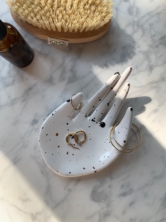 Image of Pakamera Ceramiczna Łapka Handmade Talerzyk na Biżuterię w Czarno Złote Ciapki