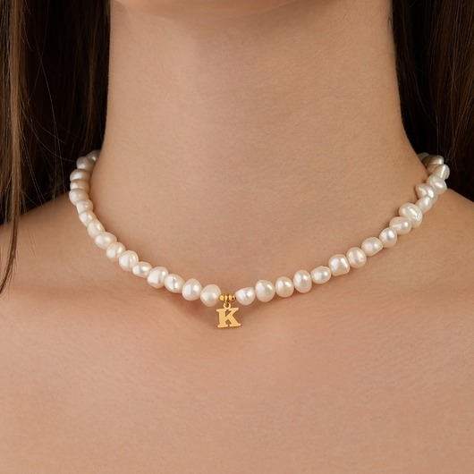 Image of Pakamera Choker naszyjnik perły literka- srebro 925 pozłacane
