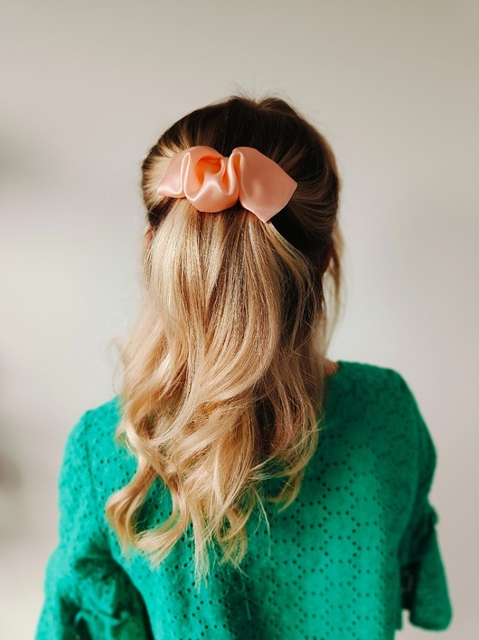 Image of Scrunchie spinka klamra jedwabna brzoskwiniowa rosa