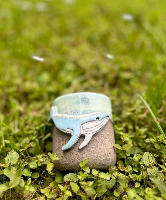 Image of Pakamera Czarka ceramiczna z wielorybem