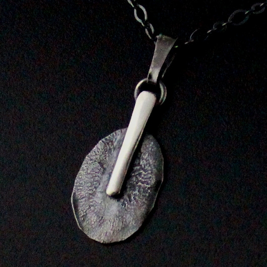 Image of Pakamera Surowy blask - surowy srebrny wisiorek w mocno oksydowanym srebrze