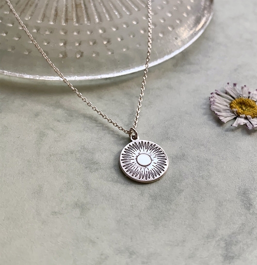 Image of Pakamera Daisy - Naszyjnik medalion- Stokrotka