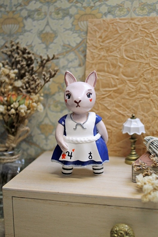Image of Pakamera Króliczek w sukience Alicji