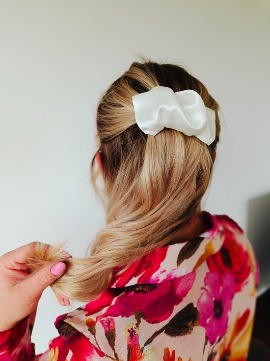 Image of Scrunchie spinka klamra jedwabna biały lotos