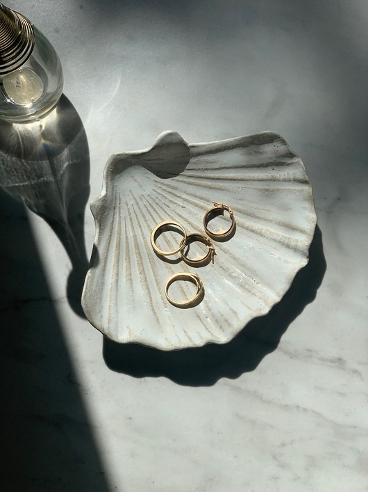 Image of Pakamera Podstawka na Biżuterię Palo Santo Ceramiczna Muszelka Milky Romantic