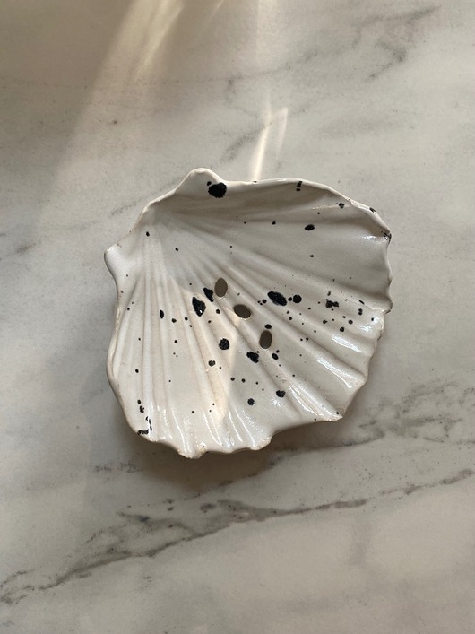 Image of ceramiczna mydelniczka muszelka muszla biały dalmatyńczyk