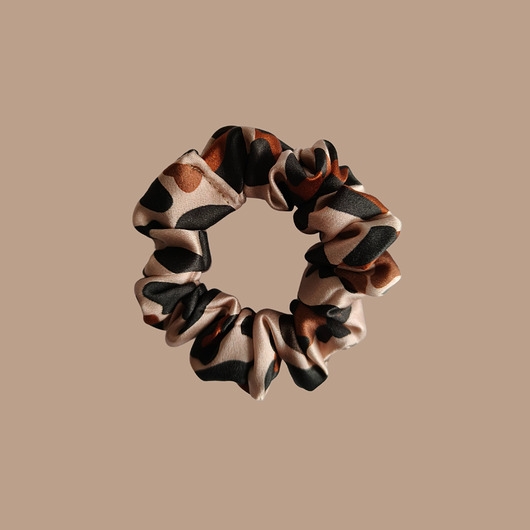 Image of Pakamera Gumka jedwabna, scrunchie, frotka beżowa panterka MINI