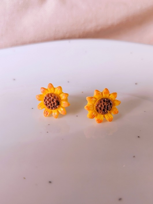 Image of Kolczyki sztyfty, małe żółte kwiatki Słoneczniki, biżuteria na lato boho