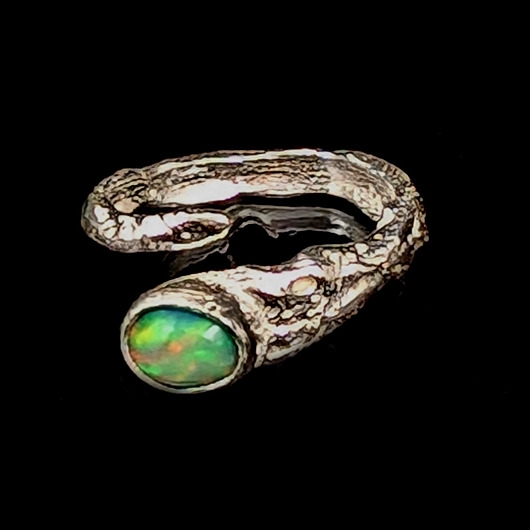 Image of Pakamera Pierścionek opal w gałązce srebra
