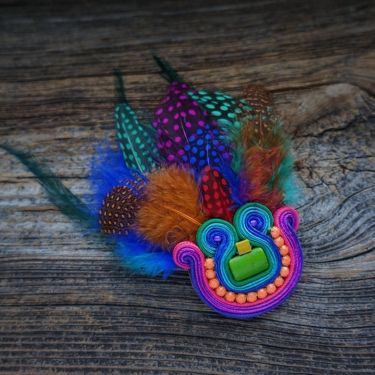 Image of Pakamera Kolorowa broszka soutache z piórami
