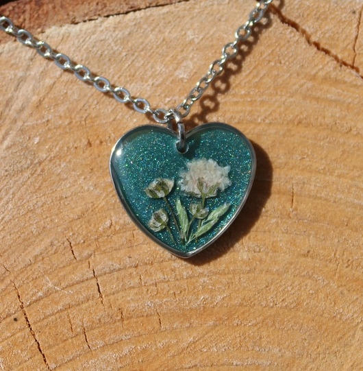 Image of Srebrna zawieszka srebrny wisiorek serce serduszko kwiaty w żywicy brokatowa